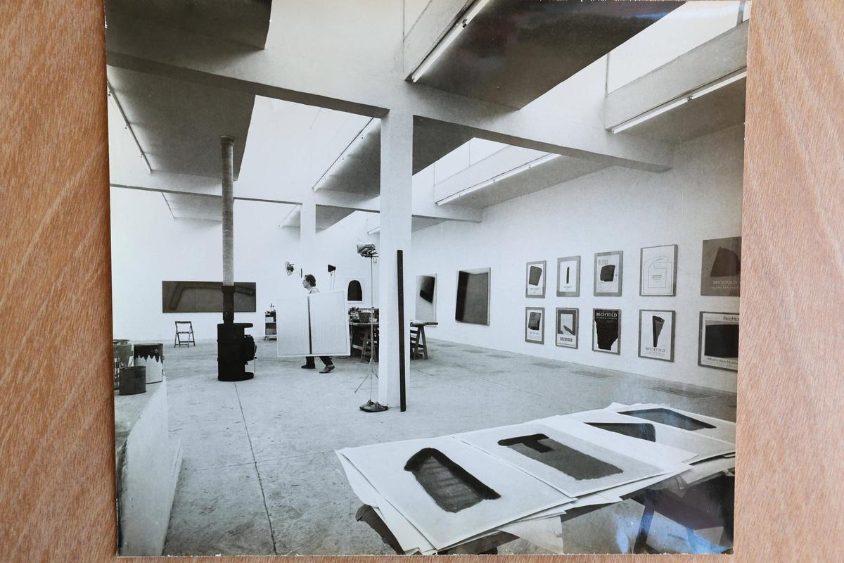 Erwin Bechtold retratado en su estudio en Sant Carles por Robert Häusser.