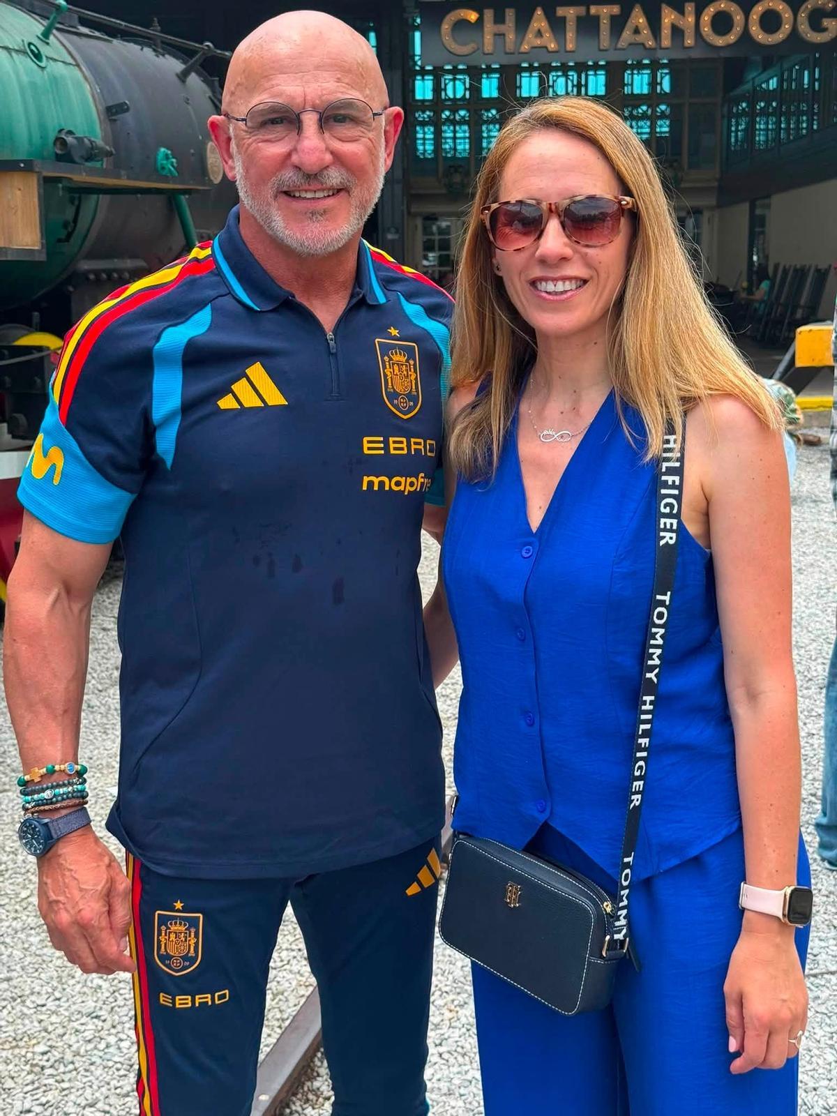 La periodista con el seleccionador nacional, Luis de la Fuente.