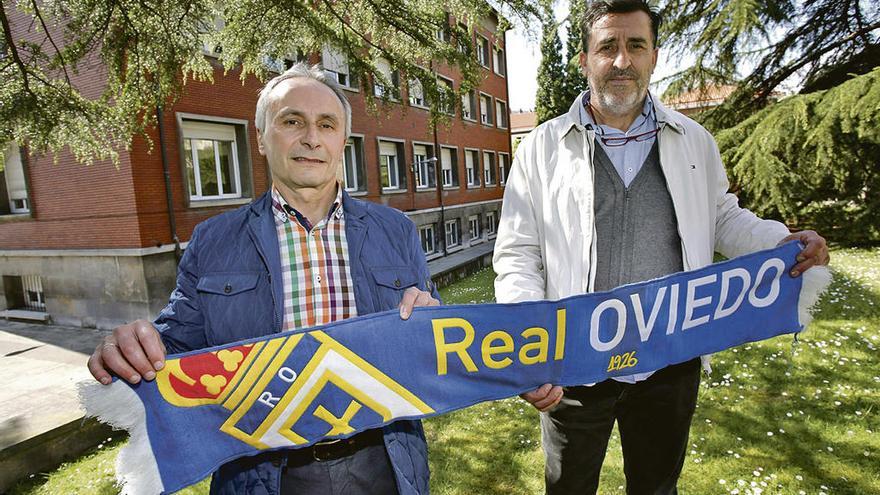 José Antonio Arias (izquierda) y José Antonio Balán posan con una bufanda del Oviedo.