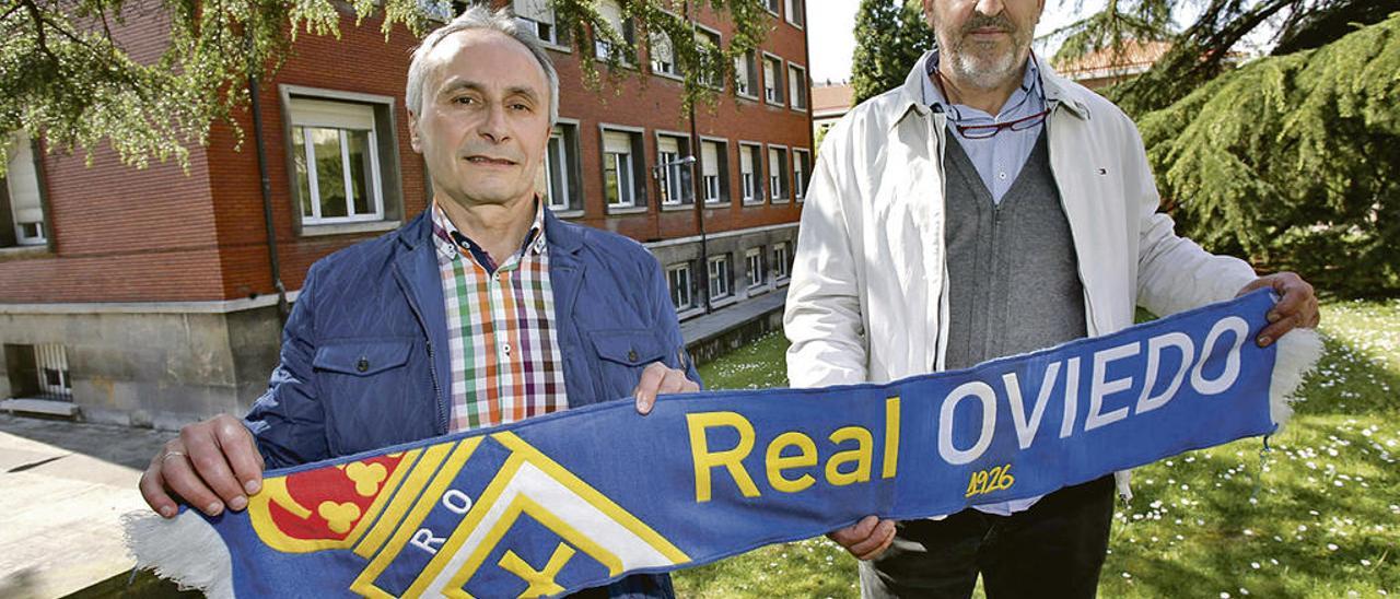 José Antonio Arias (izquierda) y José Antonio Balán posan con una bufanda del Oviedo.