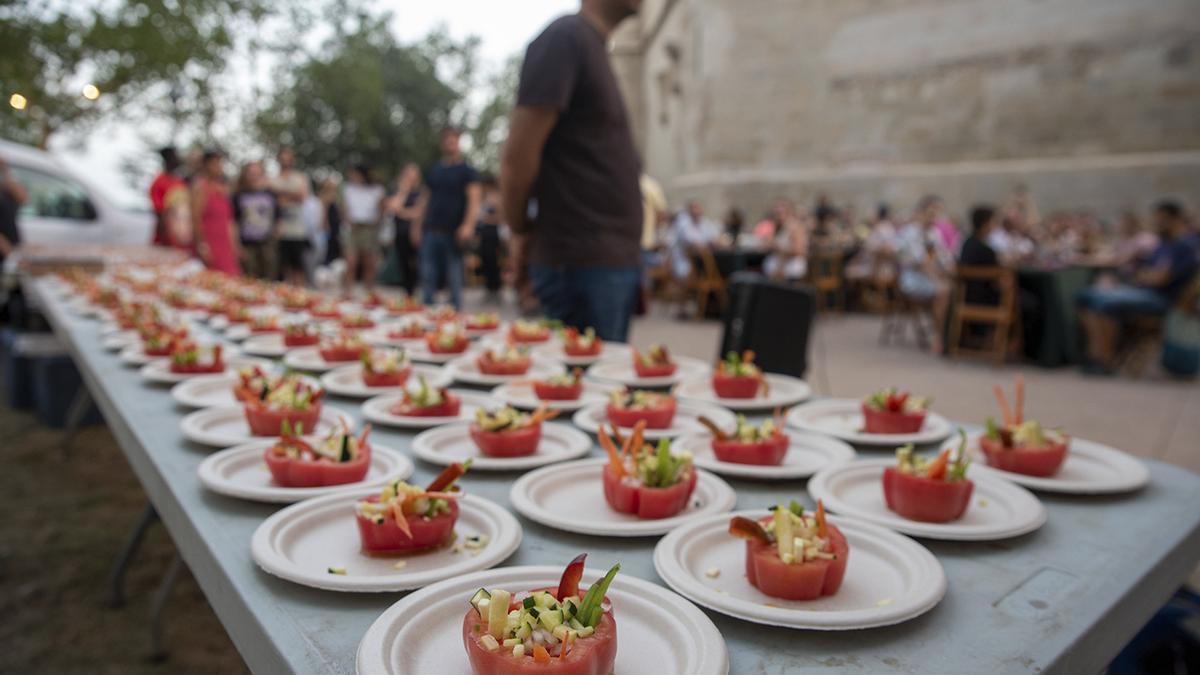 Un dels plats del sopar del tomàquet al parc de la Seu, que s’omple cada any