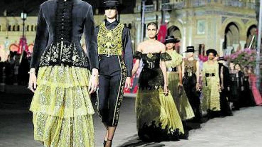 Dos momentos del desfile de la casa francesa, que presentó en Sevilla su colección ‘Cruise 2023’, inspirada en la cultura de Andalucía.  | // EFE