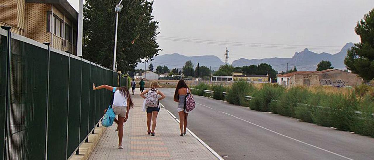 Alumnas dirigiéndose a un instituto de Villena. |