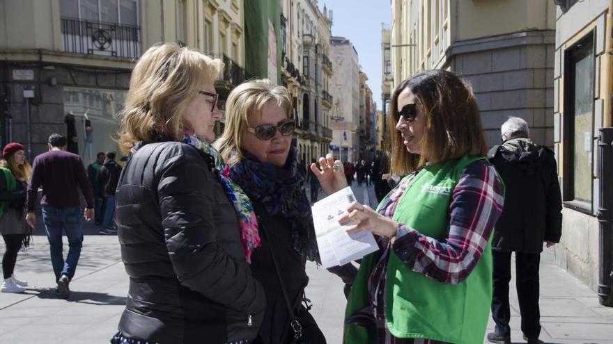 El teléfono de la Asociación Española contra el Cáncer, el único de Europa que atiende llamadas 24 horas durante todo el año