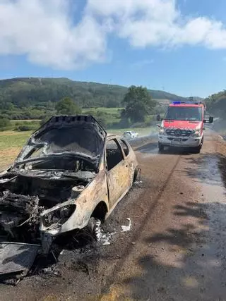 El incendio de un vehículo afectó también a una hectárea de monte en Lousame