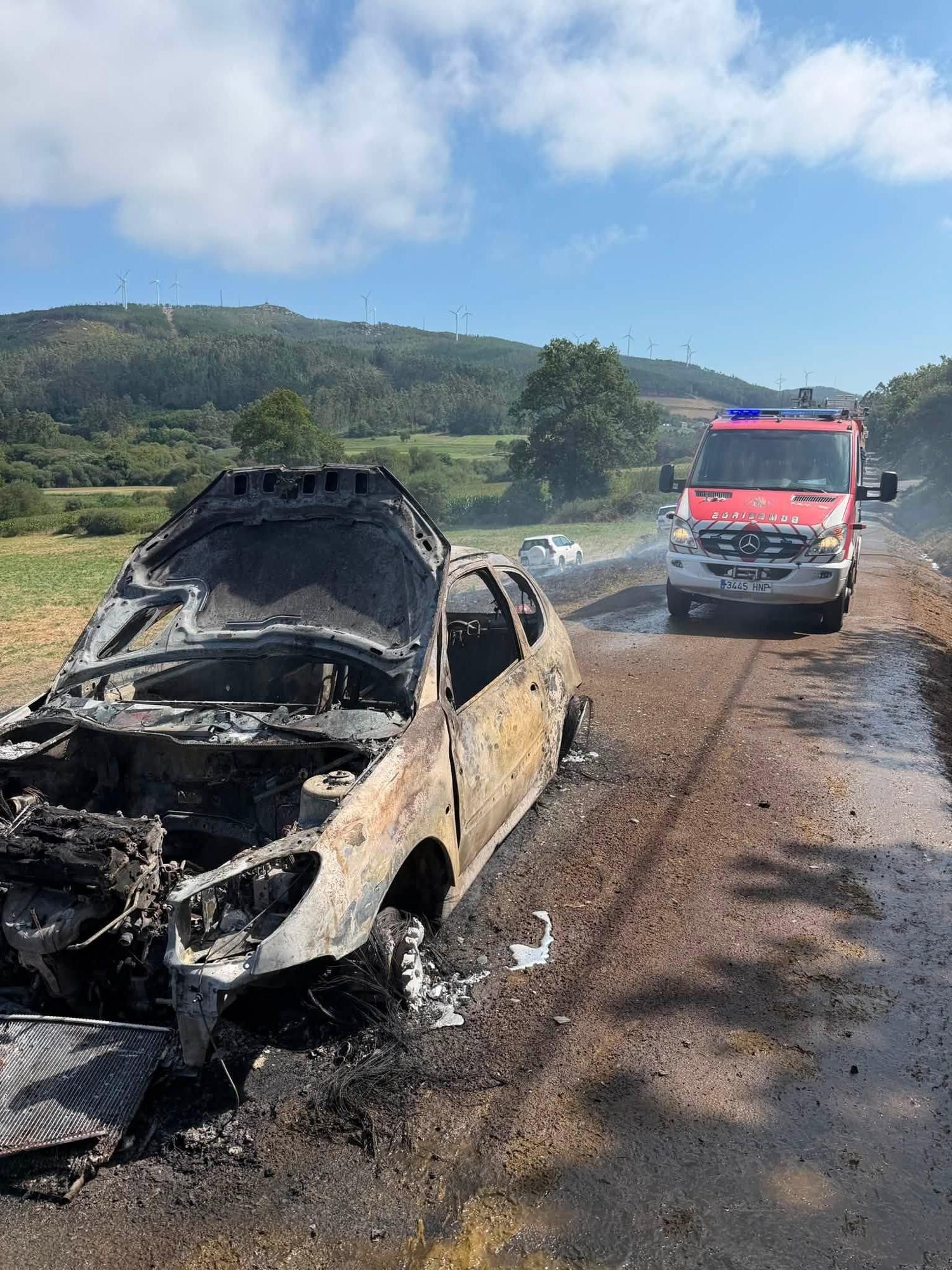 El incendio de un vehículo afectó también a una hectárea de monte en Lousame