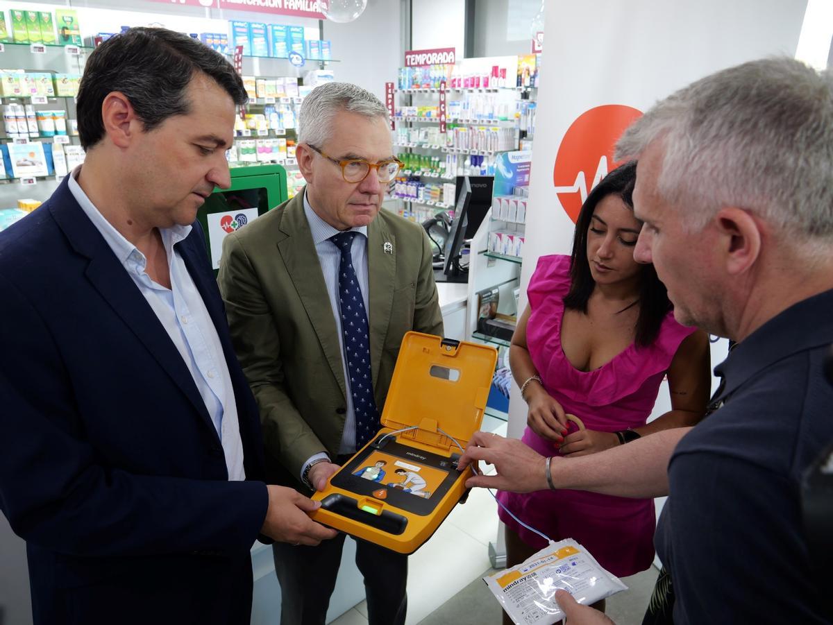 Autoridades muestran uno de los desfibriladores instalados en una farmacia de Córdoba, este martes.