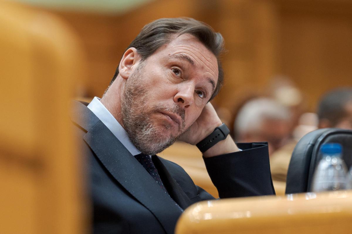 El ministro de Transportes y Movilidad Sostenible, Óscar Puente, durante el pleno extraordinario sobre el caos ferroviario, en el Senado, a 29 de enero de 2026, en Madrid (España).