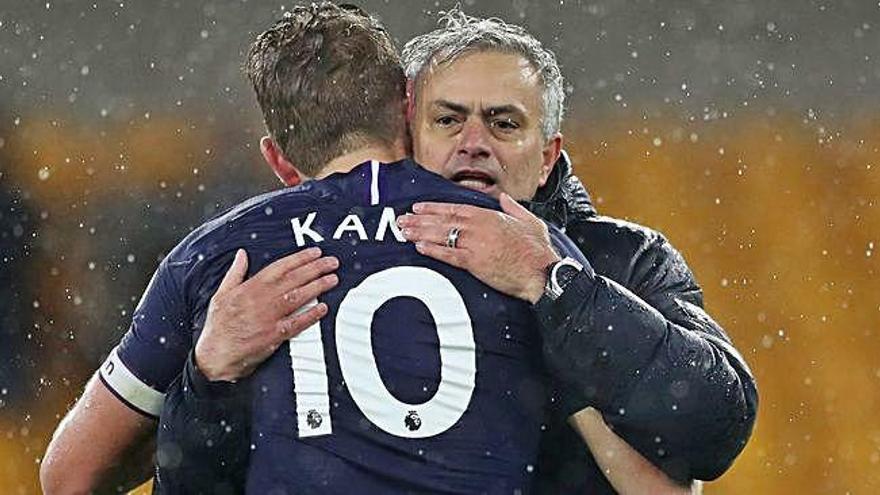 José Mourinho, ahir abraçant-se a Kane després del triomf a Wolverhampton, podria tornar al Camp Nou