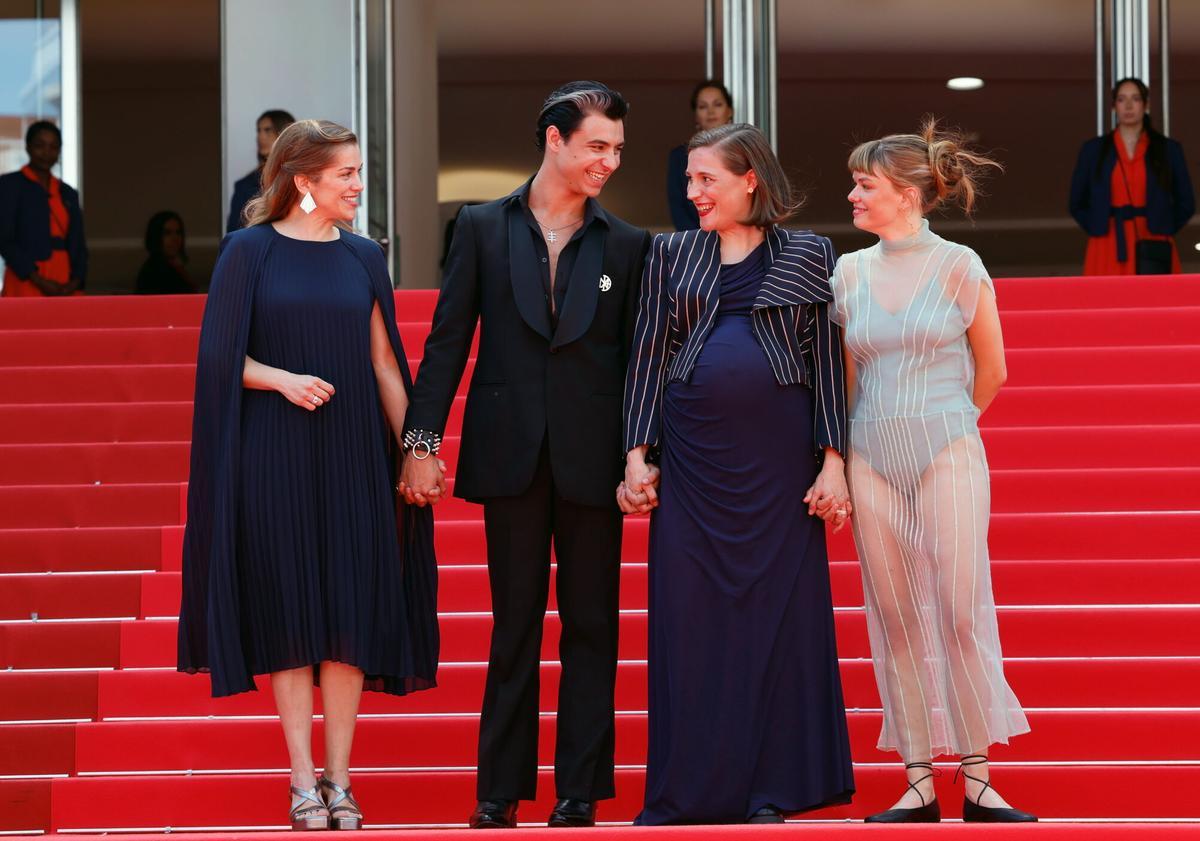 CANNES (Francia), 21/05/2025.- (2L-R) Sara Casasnovas, invitada, Llucia García, la directora Carla Simon, Mitch, María Zamora, José Ángel Egido y Tristan Ulloa asisten al estreno de Romeria durante el 78º Festival de Cine de Cannes, en Cannes, Francia, 21 de mayo de 2025. El festival de cine se celebrará del 13 al 24 de mayo de 2025. 