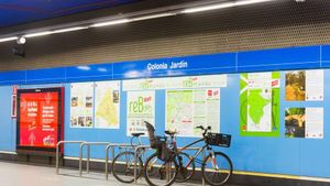 El aparcamiento de bicicletas oficial de la estación de Colonia Jardín, en la línea 10 del Metro de Madrid.