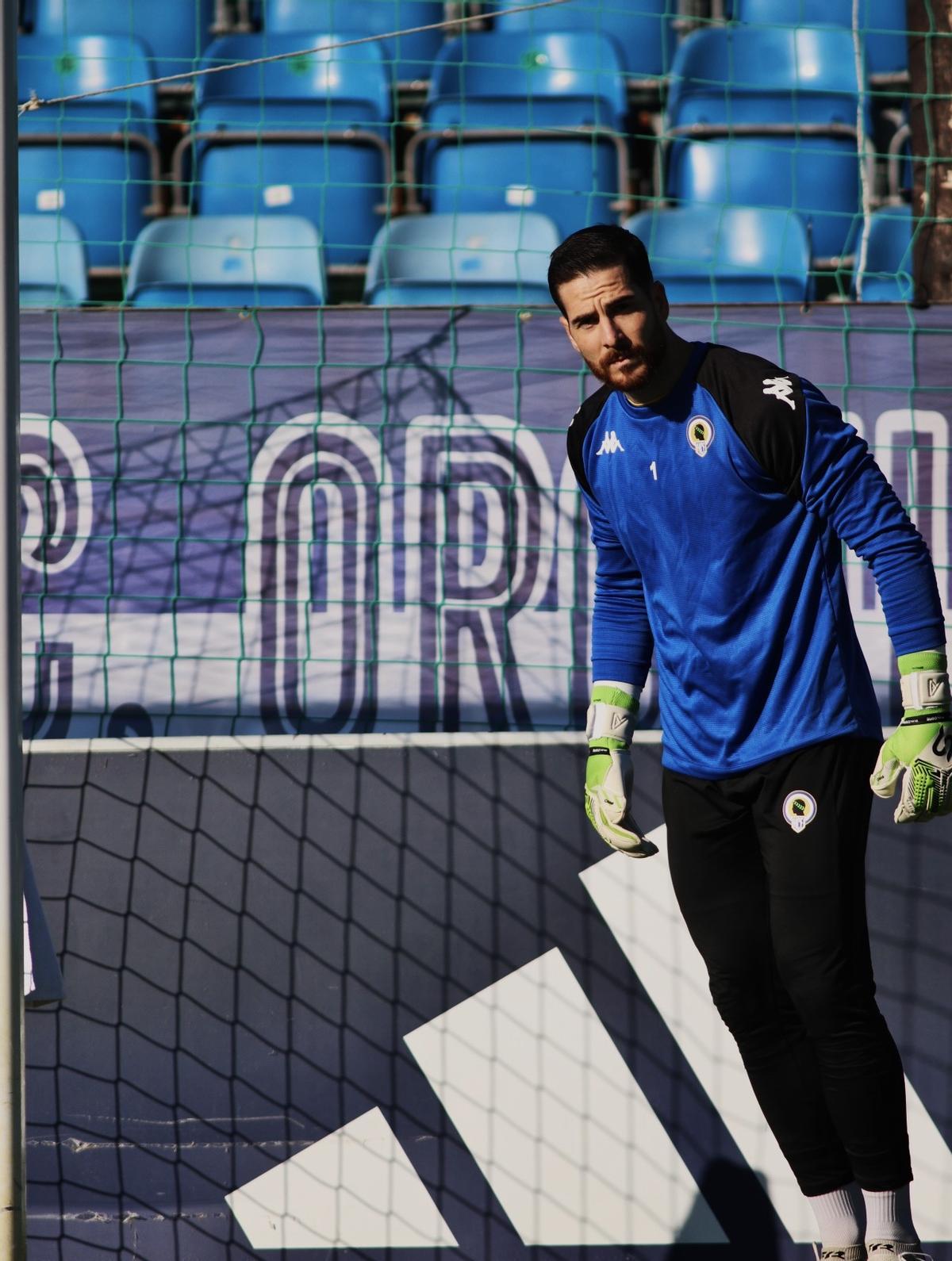 Carlos Abad busca a quien enviar el balón durante una sesión de trabajo en Alicante.