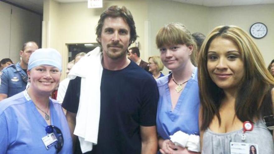 El actor Christian Bale en el hospital.