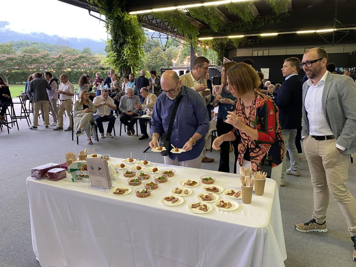 Moment de la degustació de productes cuinats per part dels assistents.