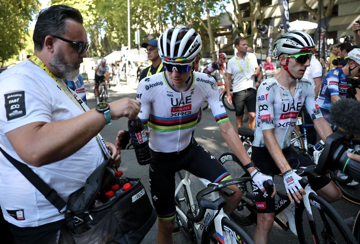 Toulouse (France), 16/07/2025.- Slovenian rider Tadej Pogacar (C) of UAE Team Emirates after finishing the 11th stage of the Tour de France cycling race over 156.8km around Toulouse, France, 16 July 2025. (Ciclismo, Francia) EFE/EPA/CHRISTOPHE PETIT TESSON / POOL