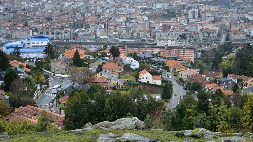 Vista de la zona de A Caeira con las edificaciones afectadas, y con Pontevedra al fondo. // Gustavo Santos