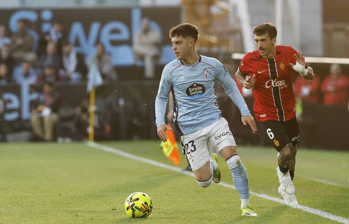 Hugo Álvarez conduce el balón durante el partido del pasado domingo ante el Mallorca.
