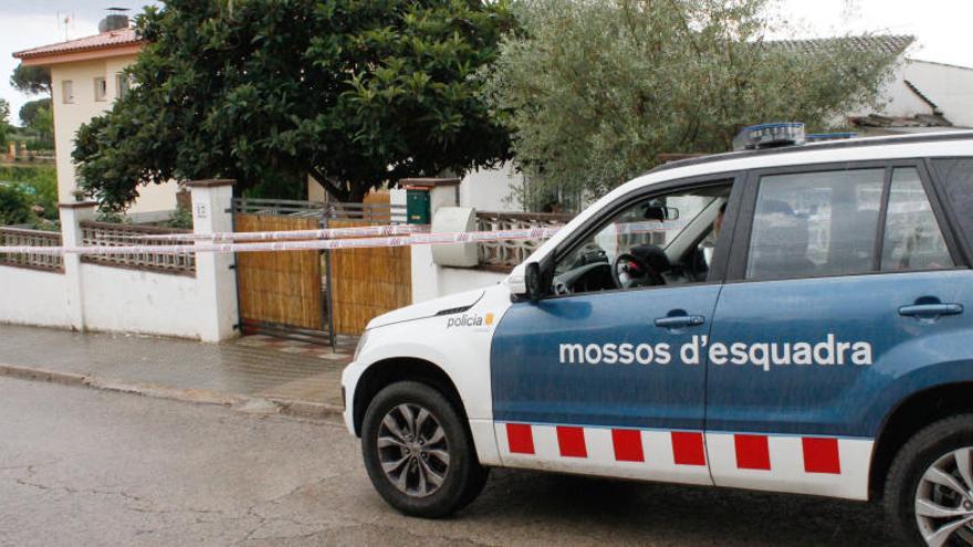 Un cotxe de Mossos davant la casa on s&#039;ha produït el tiroteig