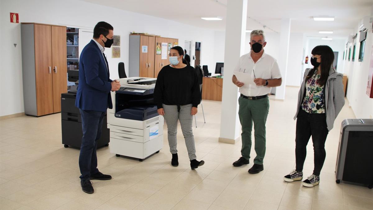 Óscar Noda (izquierda)  Ángel Domínguez junto a trabajadoras de Servicios Sociales.