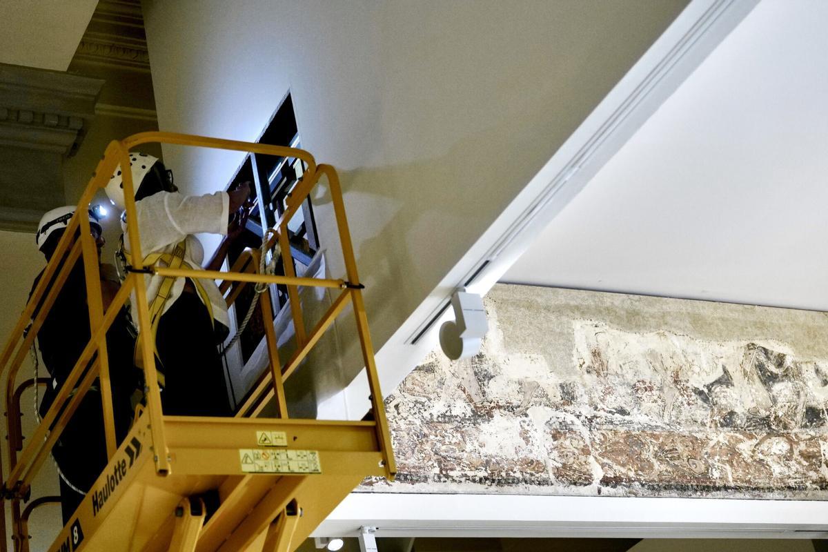 Detalle de la sala en la que se exhiben las pinturas profanas el pasado verano, durante una visita de los técnicos aragoneses el museo