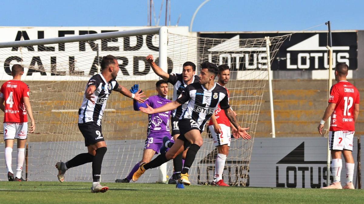 Los jugadores del Real Murcia no saben dónde meterse tras encajar el gol que acabó dando la victoria al Linense. | ERAMOS FENOY