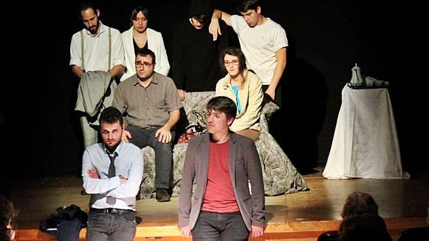 Os membros da compañía nigranesa Teatro do Ar, en escena.