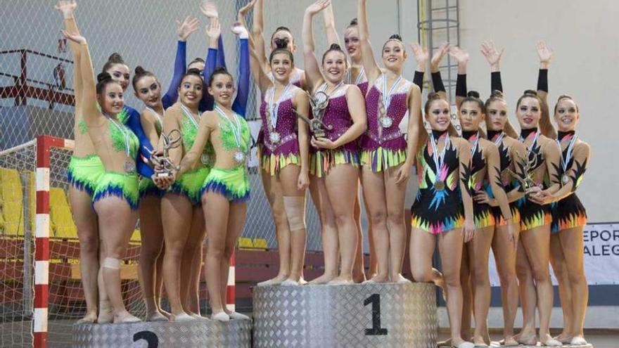 Gimnastas en una ceremonia de medallas en el pabellón de Os Remedios. // FdV