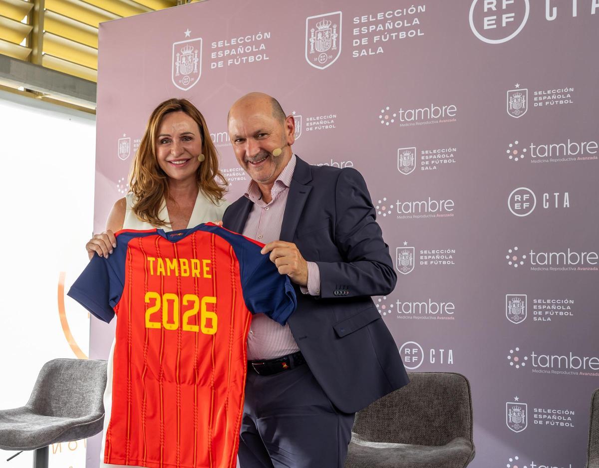 Inge Kormelink, CEO de Tambre y Rafael Louzán, presidente de la RFEF, con la camiseta que conmemora el acuerdo entre ambas instituciones.