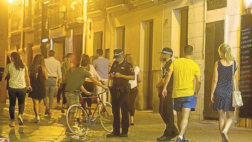 La Policía multa a 25 personas por orinar en la calle el fin de semana