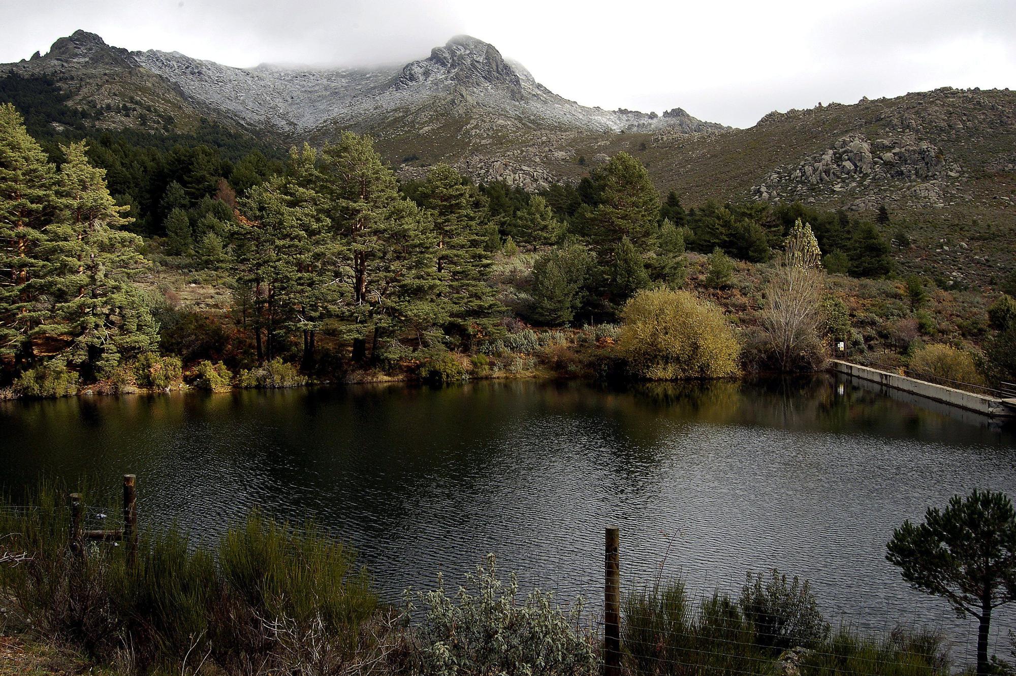 El embalse de La Barranca, enmarcado en el típico paisaje de roca y vegetación de montaña de la Sierra de Guadarrama.
