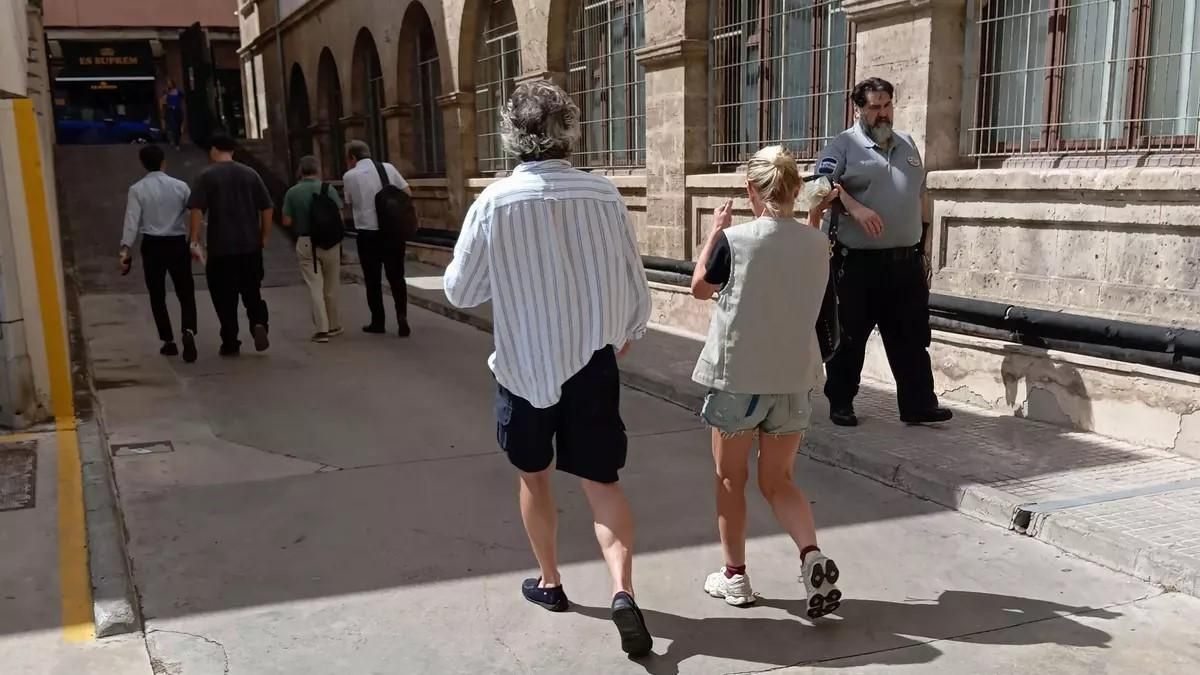 Die Wohnungsbesitzer vor dem Gerichtsgebäude in Palma, nachdem sie auf freien Fuß gesetzt wurden.