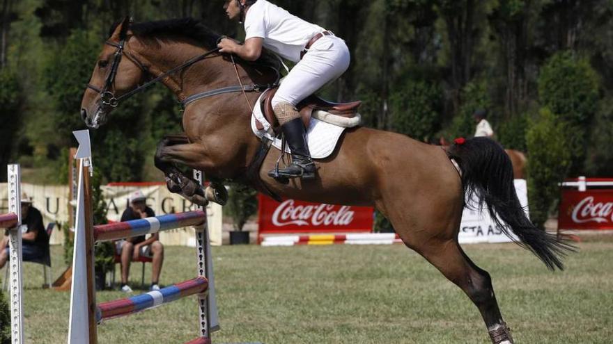 Un participante en el concurso de saltos de Luanco del año pasado.