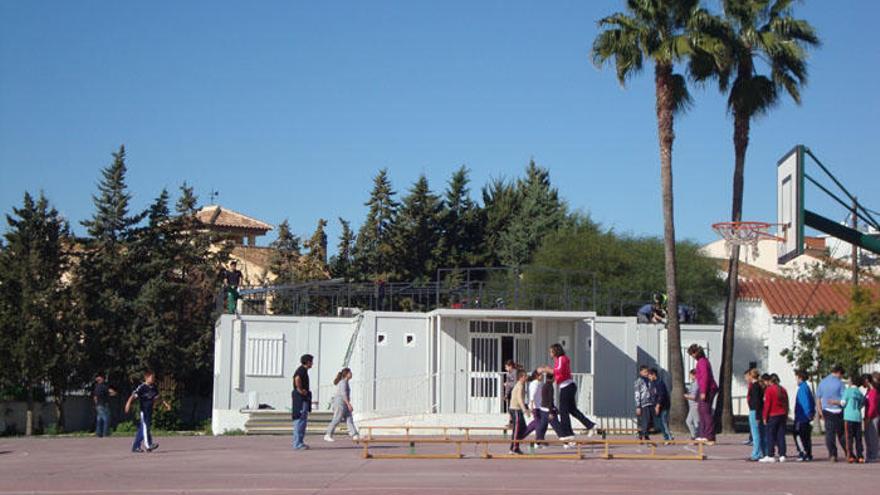 Imagen de archivo de un colegio con aulas prefabricadas en Málaga.