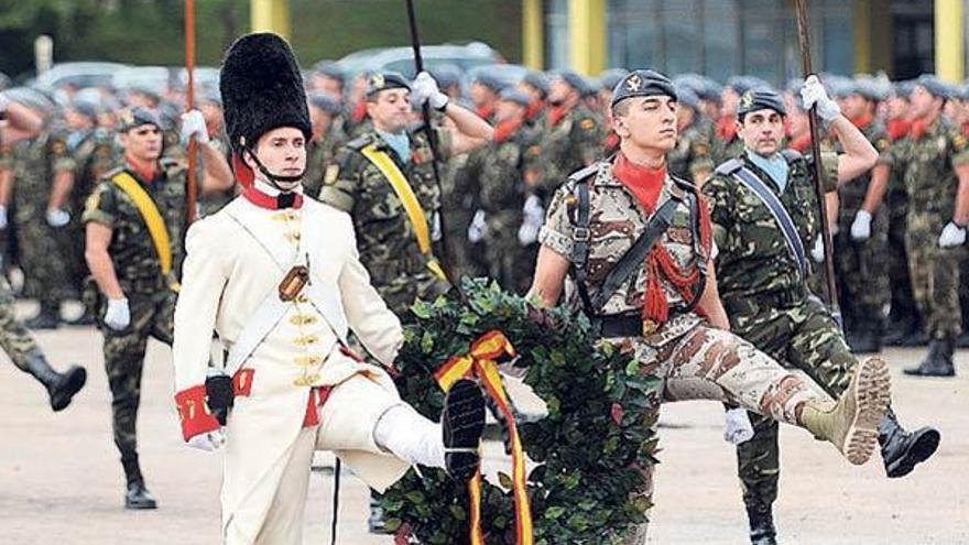 El Ejército festeja a su patrona ajeno al conflicto con los vecinos del acuartelamiento de Figueirido