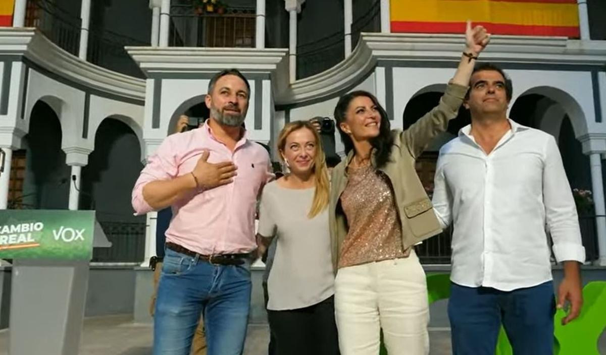 La ultraderecha italiana, partido hermano de Vox en palabras de Abascal, encabeza todas las encuestas en Italia, que irá a votar el 25 de septiembre. Tras el fiasco de las elecciones andaluzas y el PP de Feijóo en cabeza en todos los sondeos, Vox había perdido foco e iniciativa política.