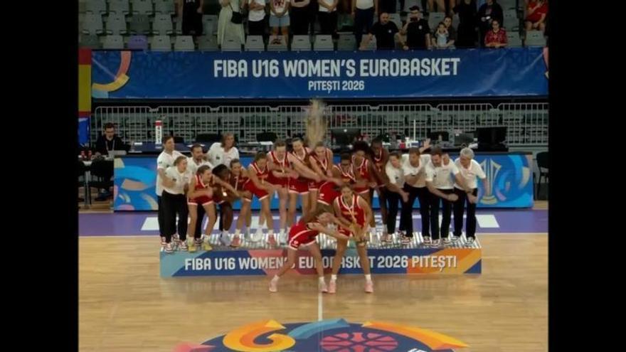 Las campeonas recibiendo el trofeo