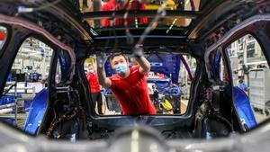 Archivo - Un empleado trabajando en una fábrica de coches Porsche en Leipzig (Alemania).