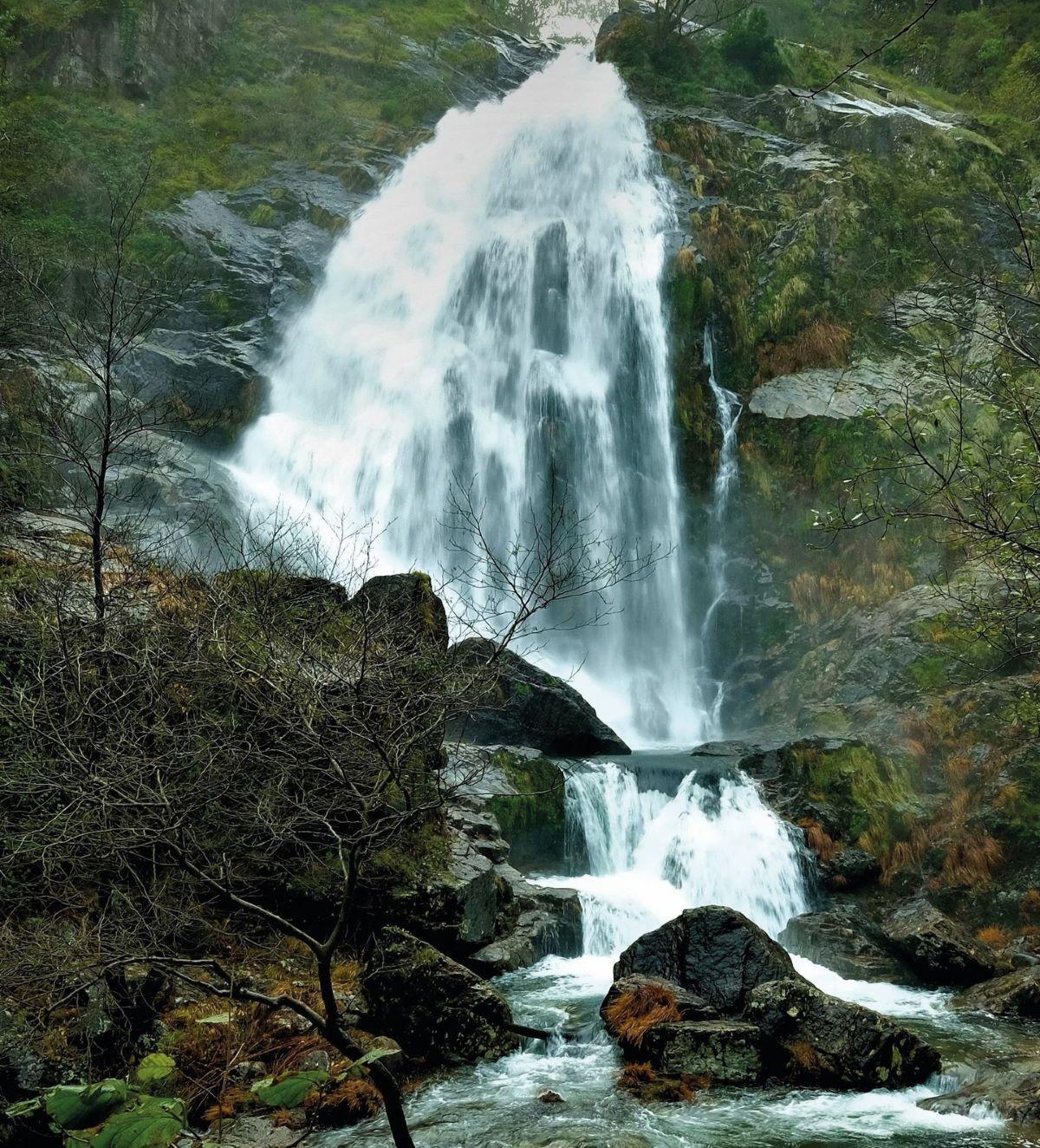 Este salto de agua de 45 metros muestra toda su fuerza en los meses de invierno.
