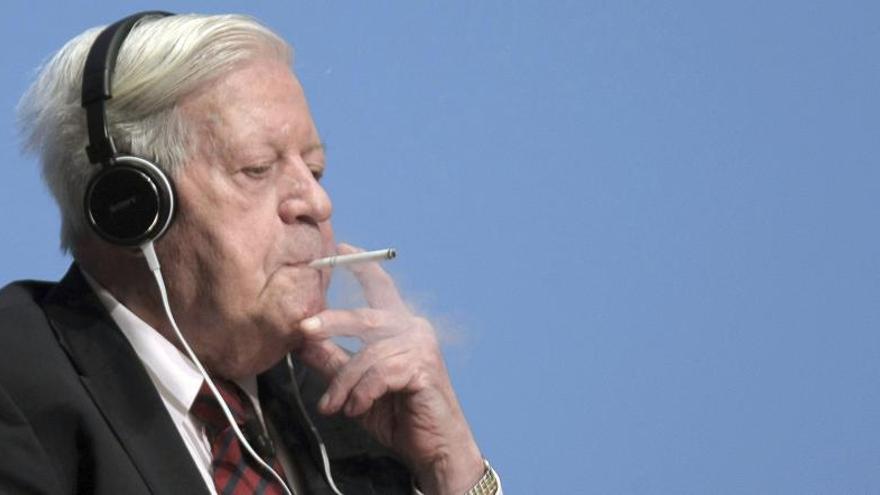 Helmut Schmidt fumó hasta este verano.