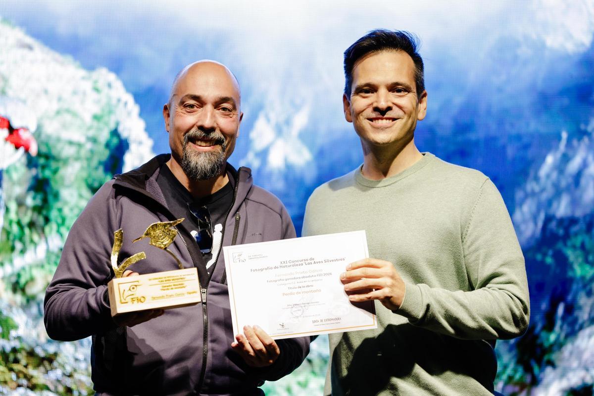 Fernando Prieto García recoge el premio de manos del director general de Turismo d ela Junta, Óscar Mateos Prieto.