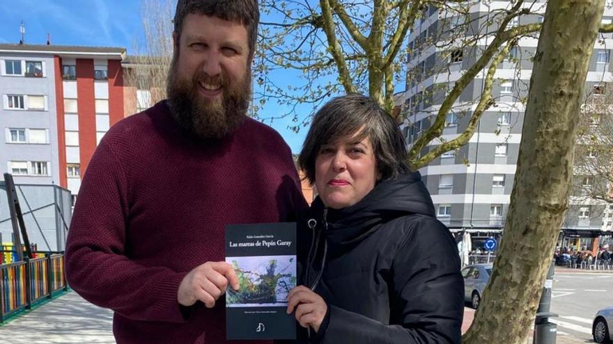 Pablo González y Elena Menéndez, con el libro.