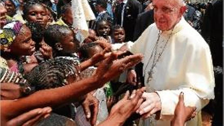 El papa Francesc saluda els nens del camp de refugiats de Bangui.