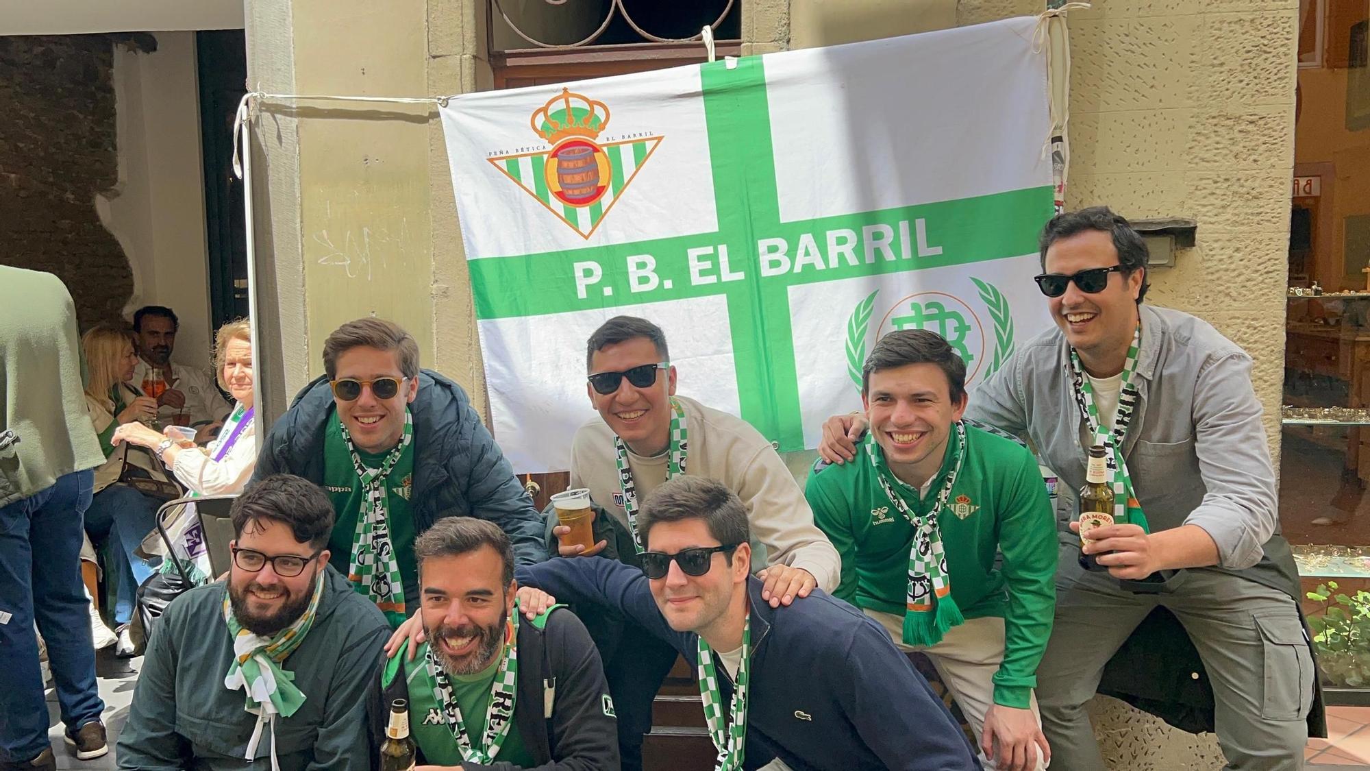Fotogalería | Aficionados del Betis toman las calles de Florencia