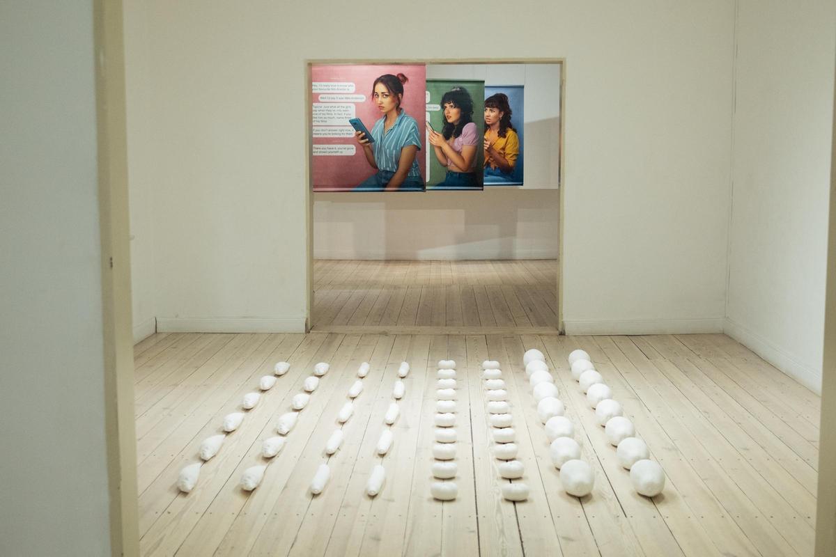 Obras de Luna Bengoechea y Asiria Álvarez en 'On Present Time'.