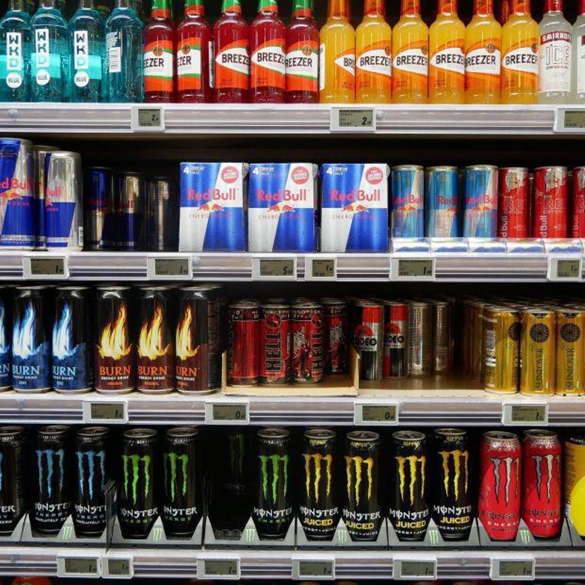 Un estante con varias marcas de bebidas energéticas. | // FDV