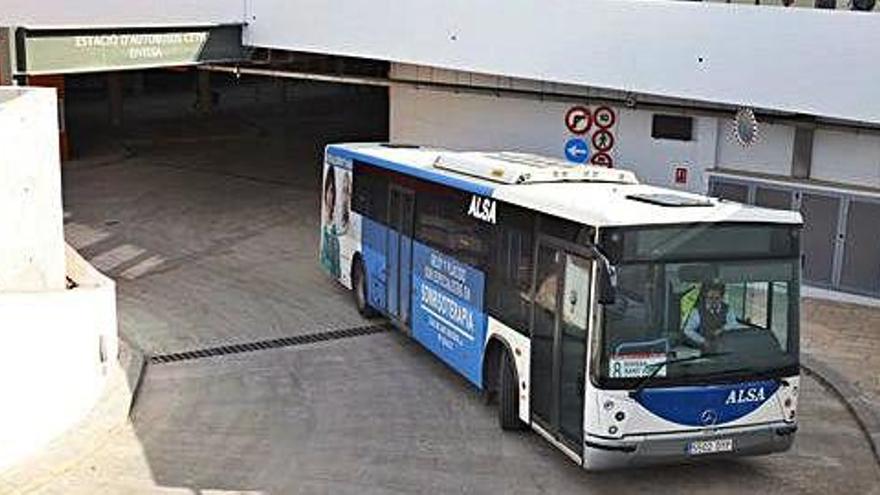 Un autobús enfila la rampra de entrada y salida de la estación de autobuses de Ibiza, en sa Colomina.