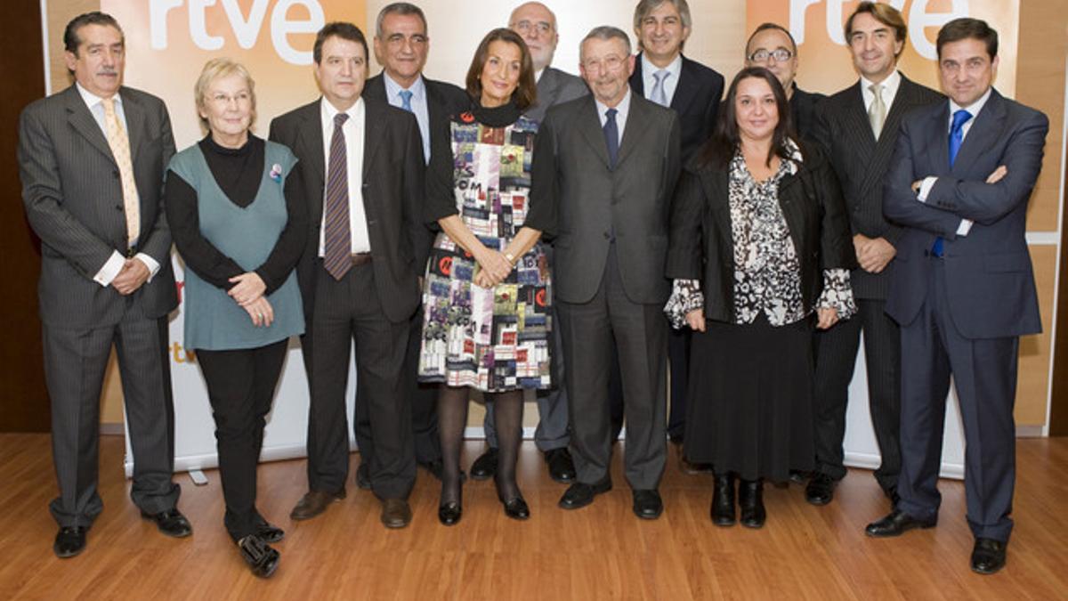 El consejo de administración de RTVE. De izquierda a derecha, Andrés Martín (PP), Teresa Aranguren (IU), Santos Miguel (UGT), Manuel Esteve (PP), Rosario López (PP), Héctor Maravall (CCOO), Alberto Oliart (presidente dimitido), José Silva (CiU), Mari