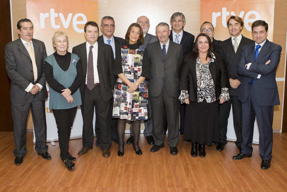 El consell d’administració de RTVE. D’esquerra a dreta, Andrés Martín (PP), Teresa Aranguren (IU), Santos Miguel (UGT), Manuel Esteve (PP), Rosario López (PP), Héctor Maravall (CCOO), Alberto Oliart (president dimitit), José Silva (CiU), Mari Cruz Llamazares (PSOE), Francesc Bellmunt (ERC), Jesús Andreu (PP) i Miguel Á. Sacaluga (PSOE). El consell d’administració de RTVE. D’esquerra a dreta, Andrés Martín (PP), Teresa Aranguren (IU), Santos Miguel (UGT), Manuel Esteve (PP), Rosario López (PP), Héctor Maravall (CCOO), Alberto Oliart (president dimitit), José Silva (CiU), Mari Cruz Llamazares (PSOE), Francesc Bellmunt (ERC), Jesús Andreu (PP) i Miguel Á. Sacaluga (PSOE).
