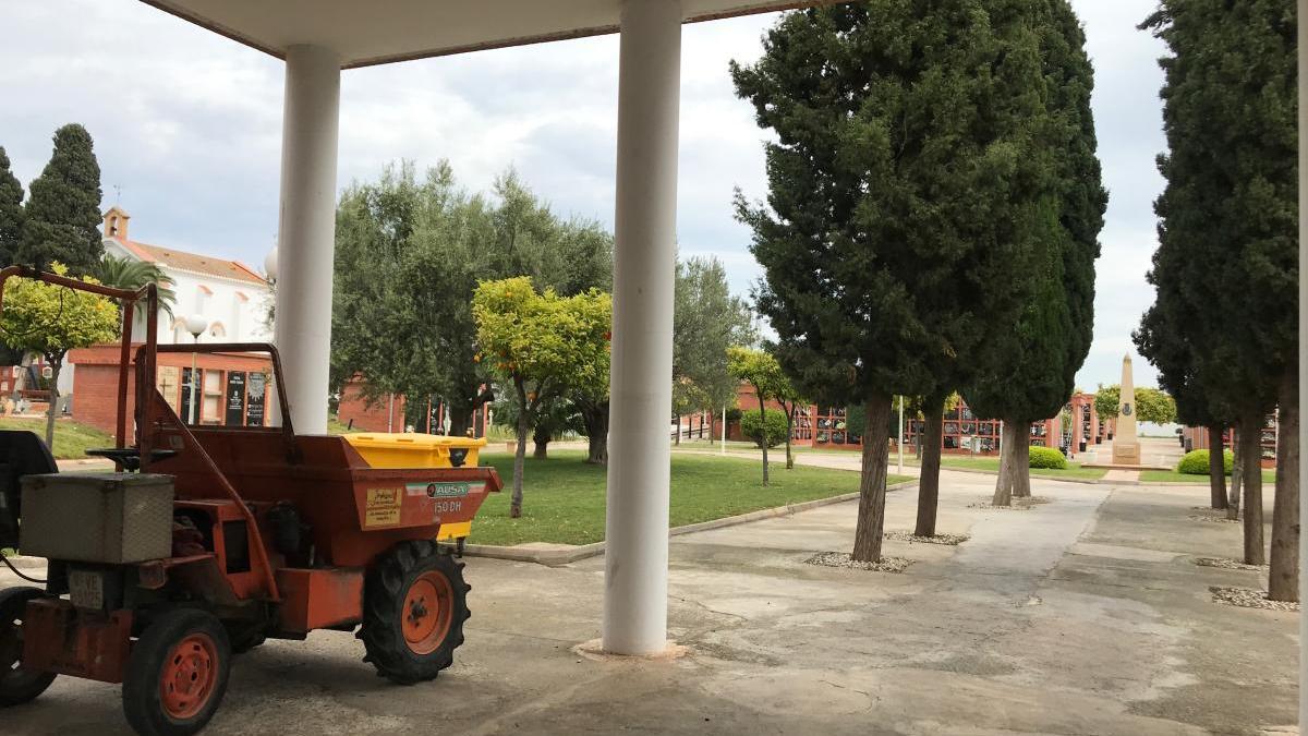 Vista interior del cementerio, que ayer permanecía cerrado por las restricciones por la covid-19.