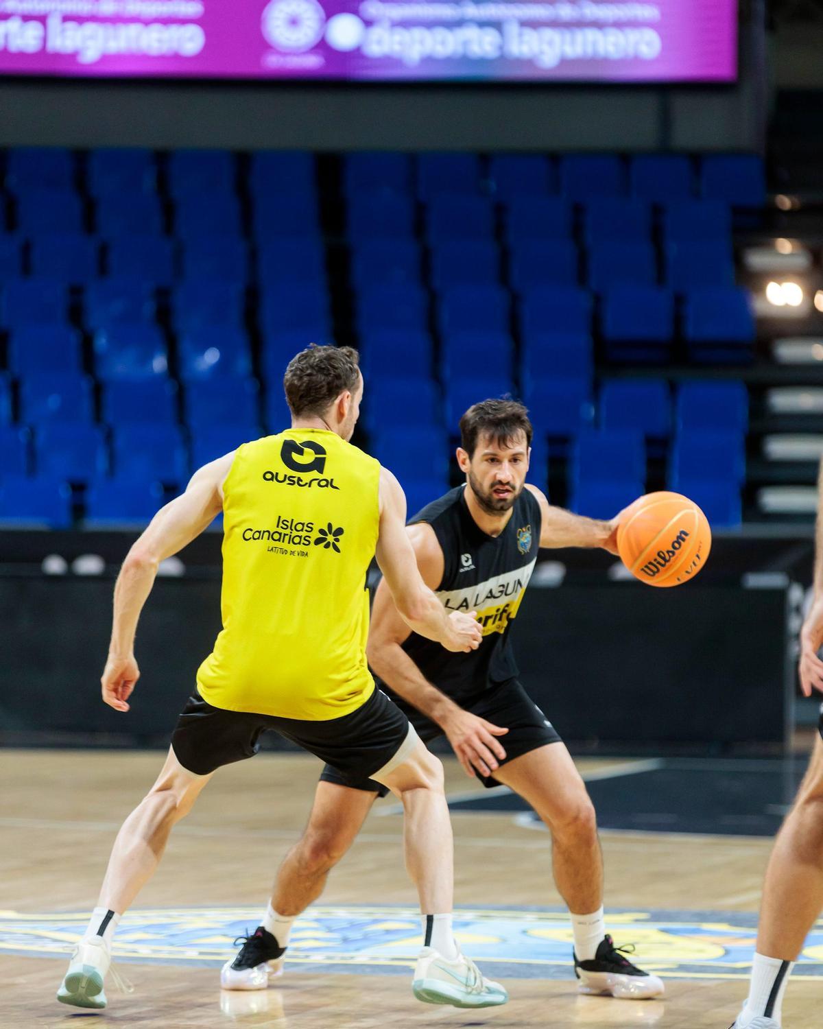 Bruno Fitipaldo bota el balón ante Marcelinho Huertas en el entreno del CB Canarias de este lunes.